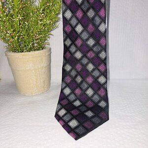 PIERRE CARDIN MENS TIE BLACK WITH PURPLE GRAY SILVER DIAMOND DESIGN EUC